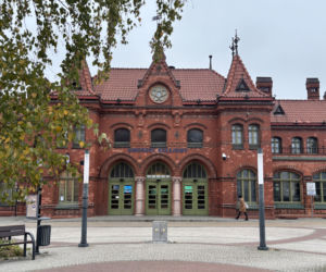Malbork pachnie cukrem, a jego dworzec wygląda jak średniowieczna warownia