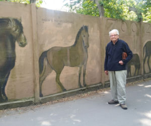 Malarz sam odnawia mural na ogrodzeniu wrocławskiego zoo