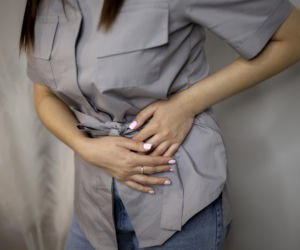 Kłucie w boku w połowie cyklu? To nie musi być wyrostek. Sprawdź, jak odróżnić owulację od poważniejszych schorzeń