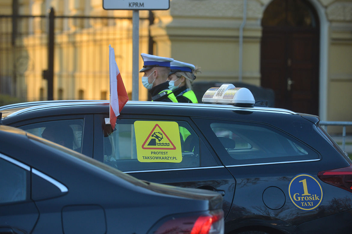 Protest taksówkarzy pod KPRM