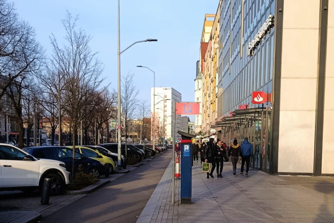 Ławki zniknęły z Alei Niepodległości