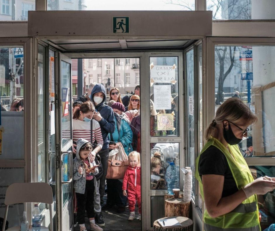 Centrum Pomocy Puławska 20. Uchodźcy czekają godzinami przed sklepem z darmowymi produktami