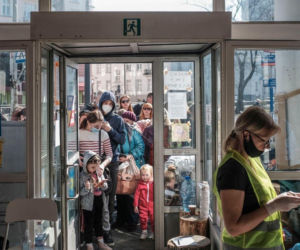 Centrum Pomocy Puławska 20. Uchodźcy czekają godzinami przed sklepem z darmowymi produktami