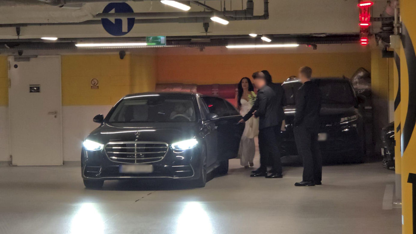 Justyna Steczkowska przemyka po parkingu w otoczeniu ochroniarzy