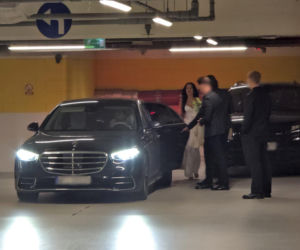 Justyna Steczkowska przemyka po parkingu w otoczeniu ochroniarzy