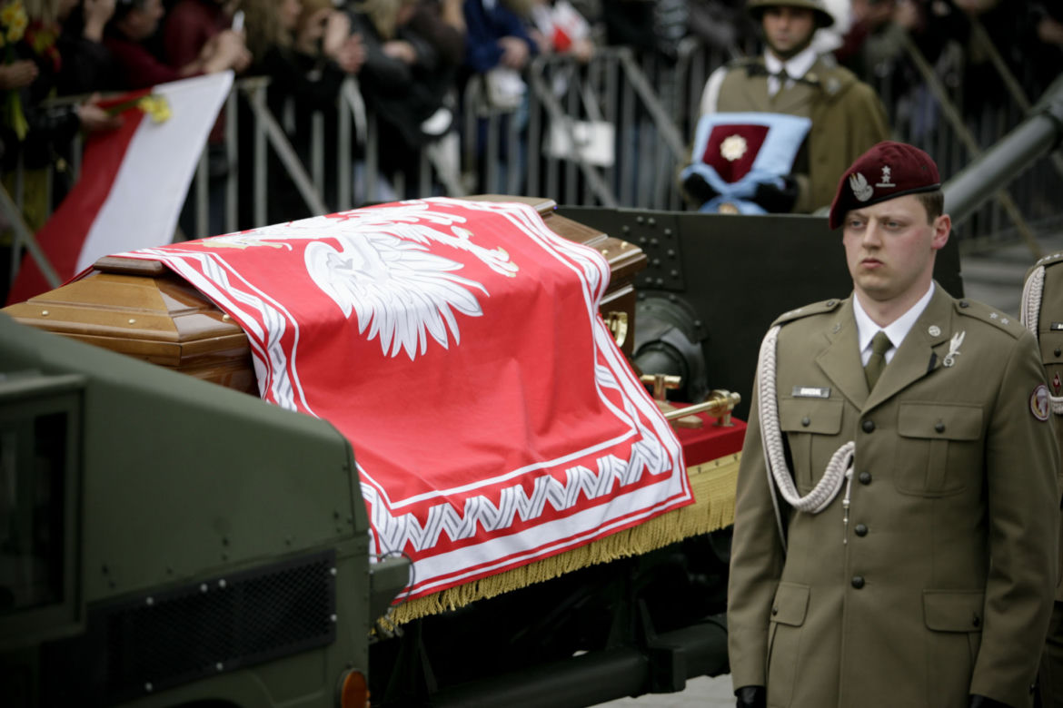 Morze łez, setki krakowian na ulicach. Tak żegnano ofiary katastrofy smoleńskiej 10 lat temu