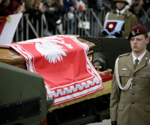 Morze łez, setki krakowian na ulicach. Tak żegnano ofiary katastrofy smoleńskiej 10 lat temu