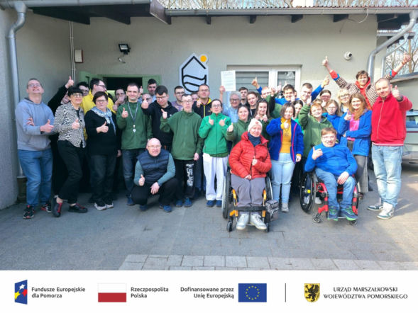 Podopieczni Fundacji Przystań wraz z terapeutami i instruktorami