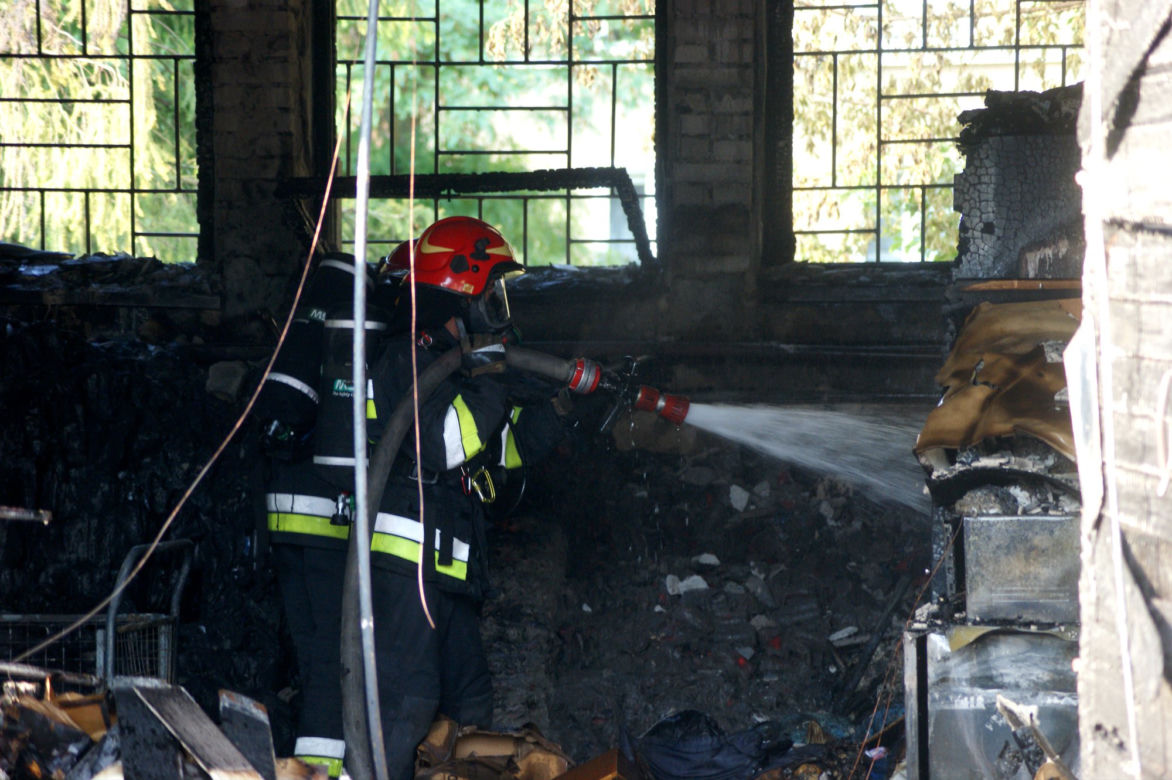 Pożar garaży przy USK w Białymstoku. Jedna osoba poparzona