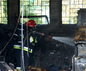 Pożar garaży przy USK w Białymstoku. Jedna osoba poparzona