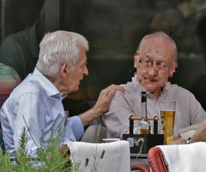 Premier Jerzy Buzek chłodzi się piwkiem