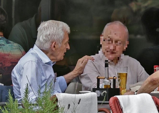 Premier Jerzy Buzek chłodzi się piwkiem