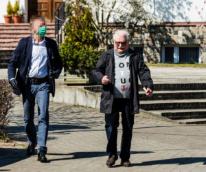 Koronawirus w Trójmieście. Ochroniarze Lecha Wałęsy w maseczkach