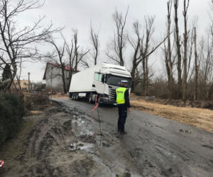 Wjechał tirem na plac budowy