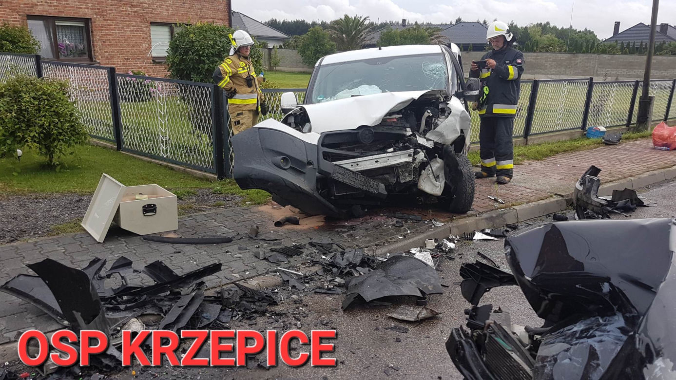 Zderzenie czołowe samochodu osobowego i dostawczego fiata. Trzy osoby trafiły do szpitala