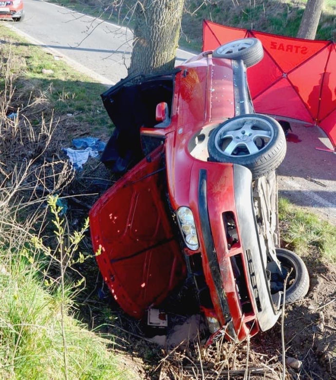 Tragiczny wypadek na Kociewiu. W Dąbrówce 16-latek wypadł z kabrioletu i zginął