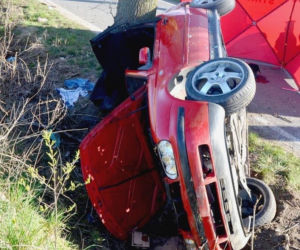 Tragiczny wypadek na Kociewiu. W Dąbrówce 16-latek wypadł z kabrioletu i zginął