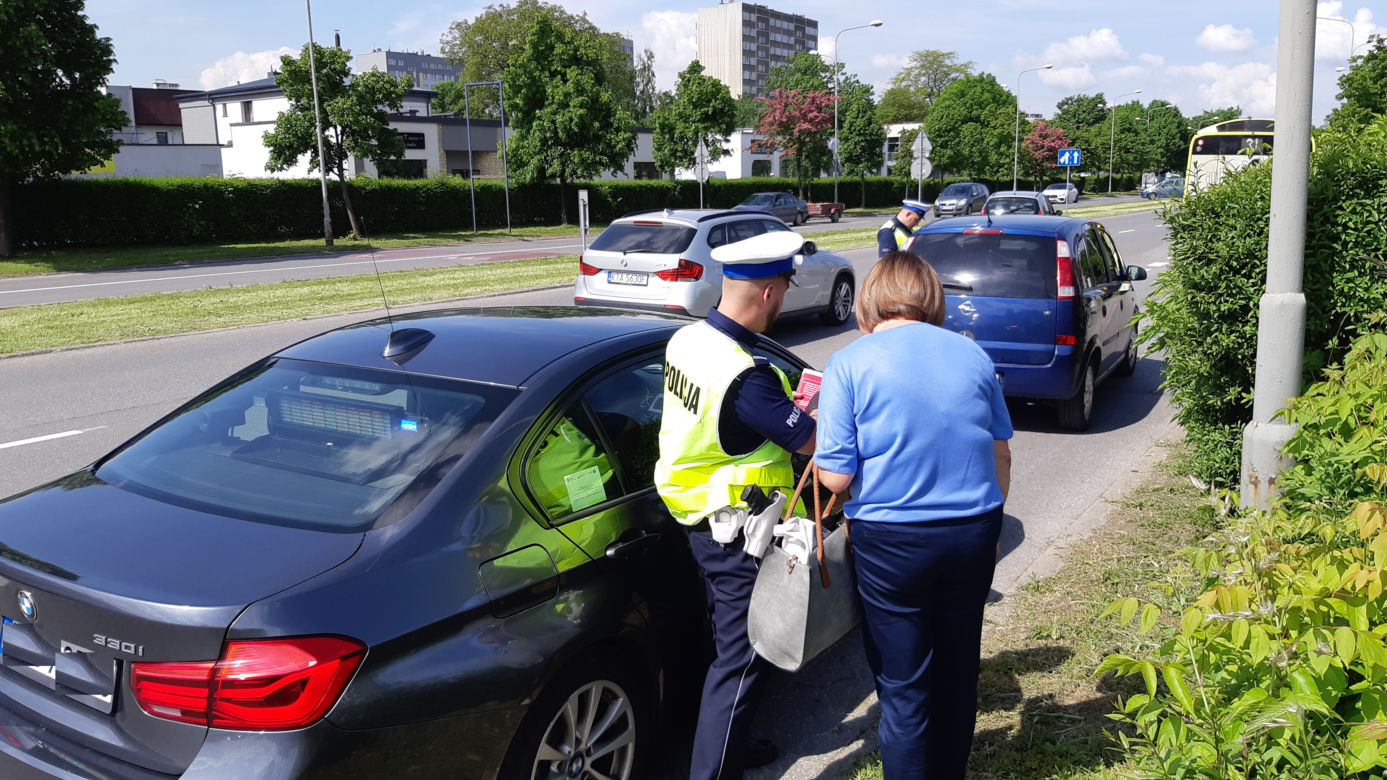 Mandat za używanie komórki na pasach. Akcja tarnowskiej policji. Zobacz zdjęcia!