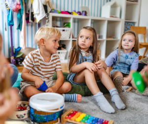 „Musi być idealnie”. Jak reagować, gdy dziecko wciąż jest z siebie niezadowolone?