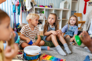 „Musi być idealnie”. Jak reagować, gdy dziecko wciąż jest z siebie niezadowolone?