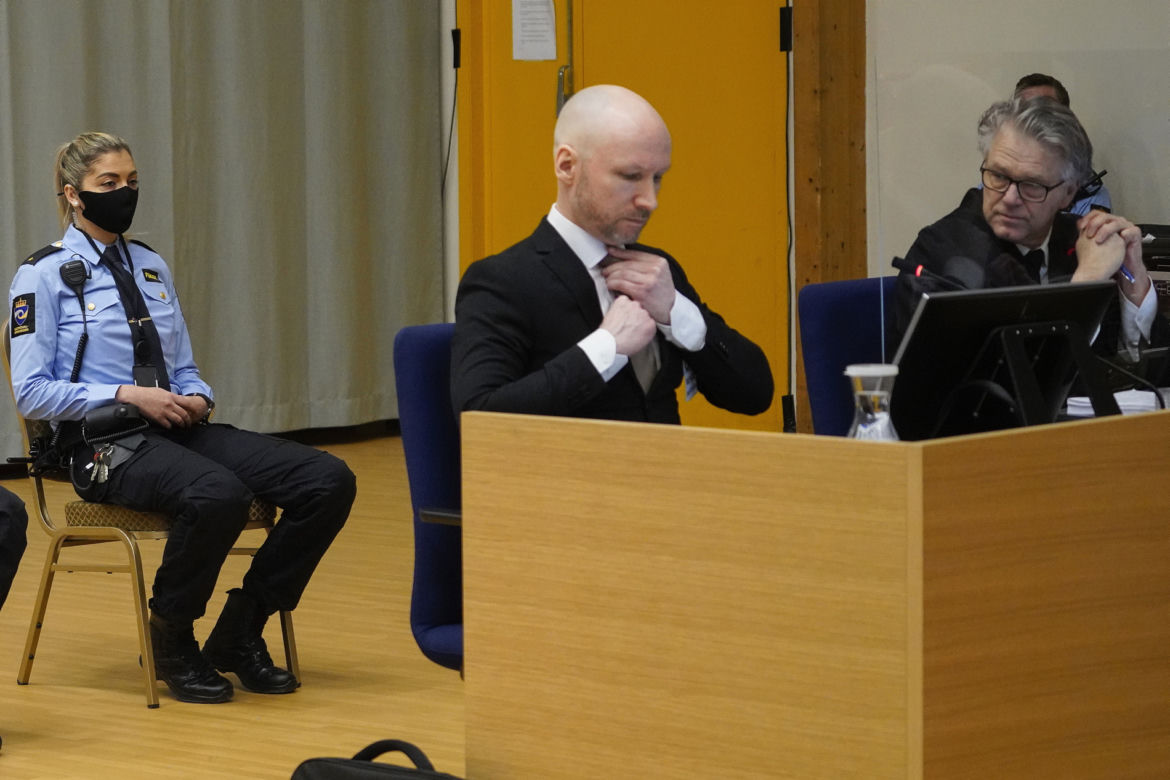 Breivik chce szybciej wyjść z więzienia. Jego ojciec: "Szkoda, że mnie też nie zabił"
