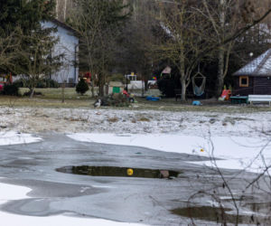 Wiktorek wpadł z mamą do stawu