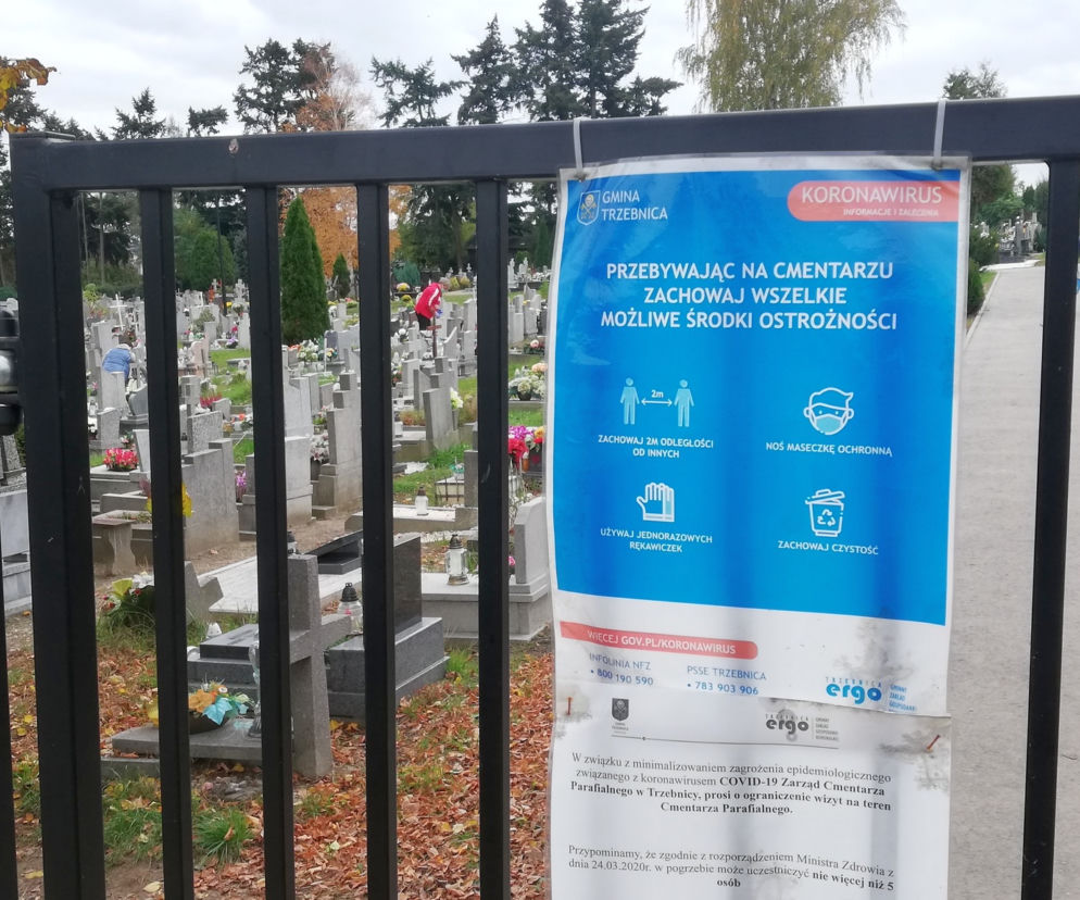 O zasadach sanitarnych przypominają liczne komunikaty zamieszczone na bramach wejściowych na cmentarze