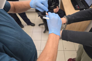 Awantura przed blokiem. 49-latek zginął od ciosów nożem! Para w areszcie
