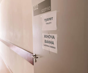 Tak mieszkają uchodźcy w Warszawie. Warunki mogą zaskoczyć