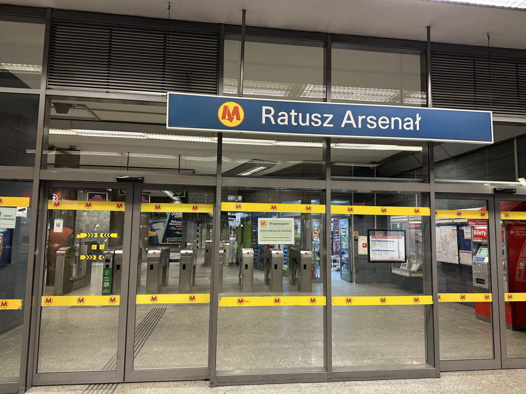 Horror w metrze! Stacja Ratusz Arsenał zamknięta. Pasażer rzucił się pod nadjeżdżający pociąg. Nie żyje