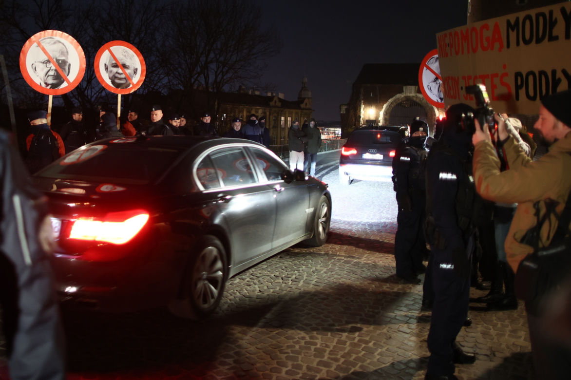 Pikieta pod Wawelem w rocznicę pogrzebu pary przydenckiej