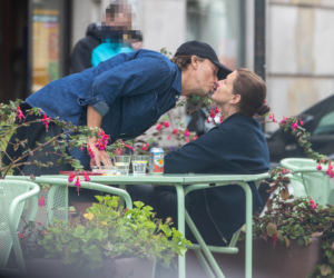 Ilona Felicjańska kupiła 2 małpki i padła na chodnik