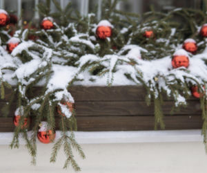 Zewnętrzne dekoracje okien na Boże Narodzenie