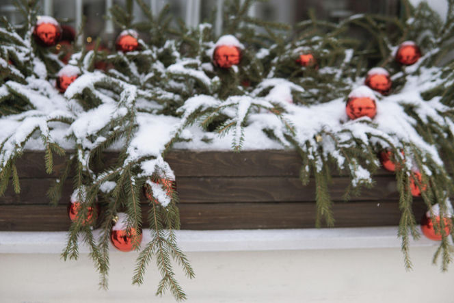 Zewnętrzne dekoracje okien na Boże Narodzenie