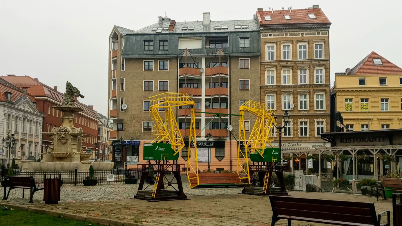 "Dźwigozaurowa" huśtawka stanęła na placu Orła Białego