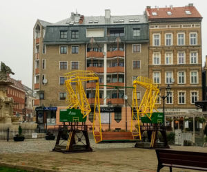 Dźwigozaurowa huśtawka stanęła na placu Orła Białego