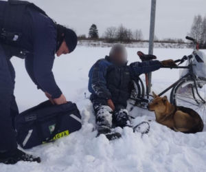 Leżał w zaspie, a wierne psy nie odstępowały go na krok. Dramat na Podlasiu