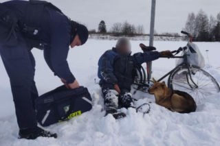 Leżał w zaspie, a wierne psy nie odstępowały go na krok. Dramat na Podlasiu