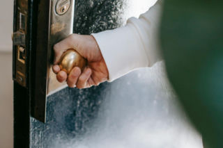 Pukają do drzwi i pytają, kto tu mieszka. Czy rutynowa kontrola może oznaczać kłopoty