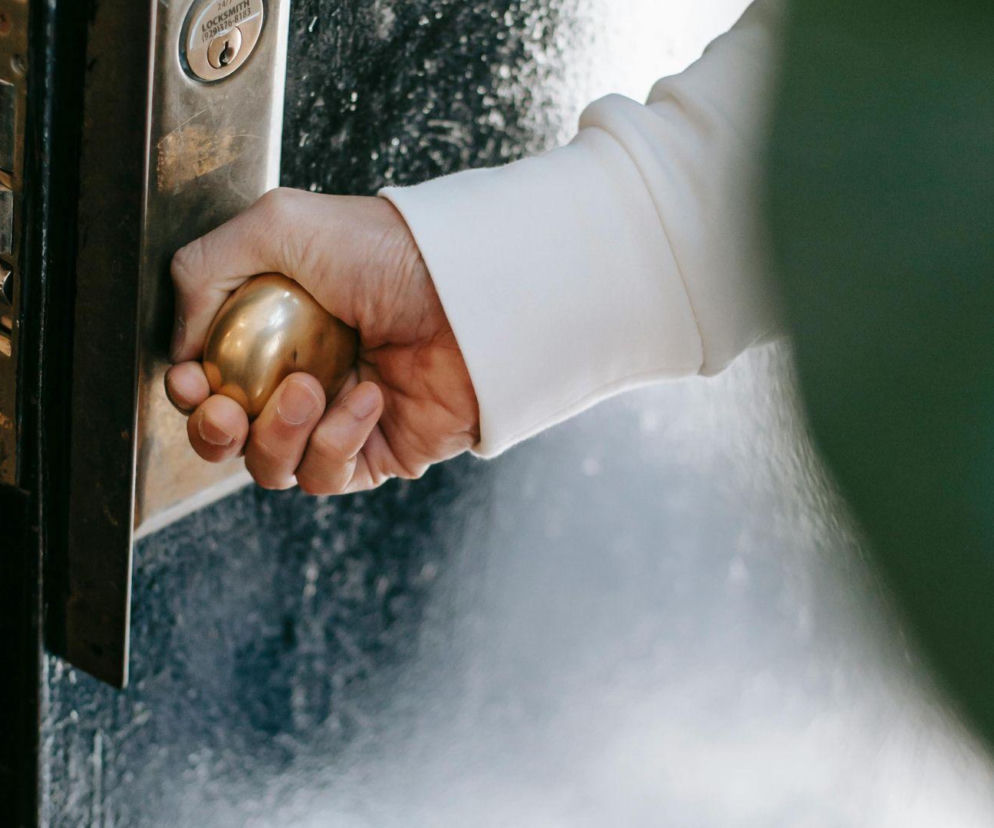 Pukają do drzwi i pytają, kto tu mieszka. Czy rutynowa kontrola może oznaczać kłopoty