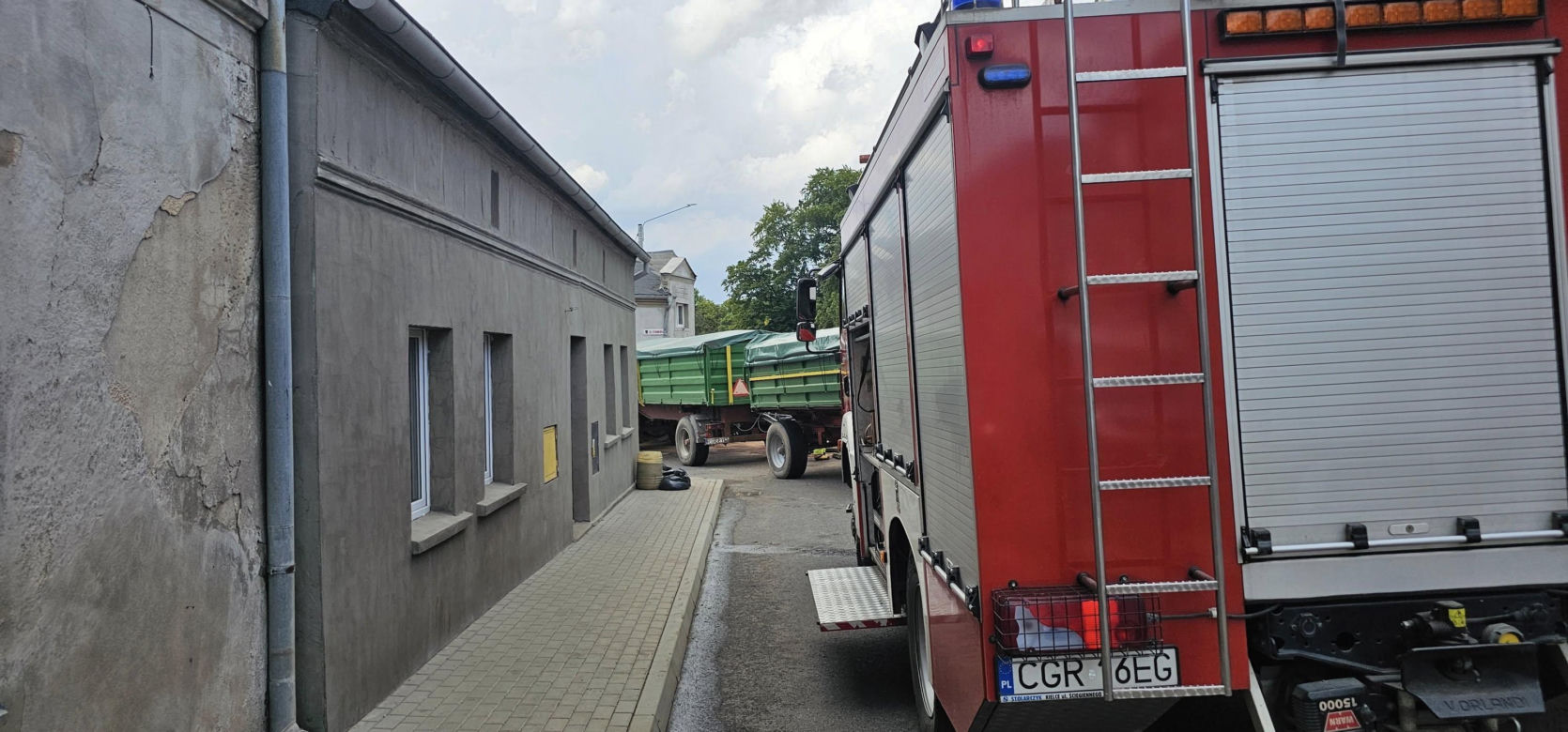 Traktor uderzył w auto i wjechał w budynki! Groźny wypadek pod Grudziądzem [ZDJĘCIA]