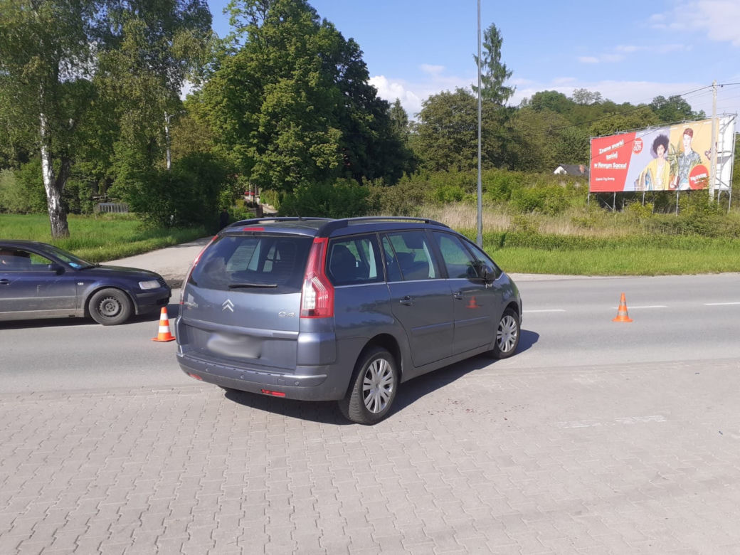 Nowy Sącz: 64-letnia rowerzystka uderzyła w osobowego citroena. Kobieta trafiła do szpitala