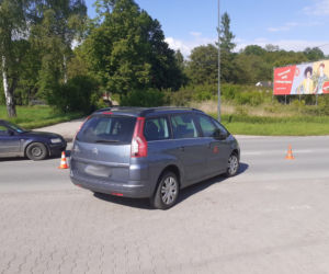 Nowy Sącz: 64-letnia rowerzystka uderzyła w osobowego citroena. Kobieta trafiła do szpitala
