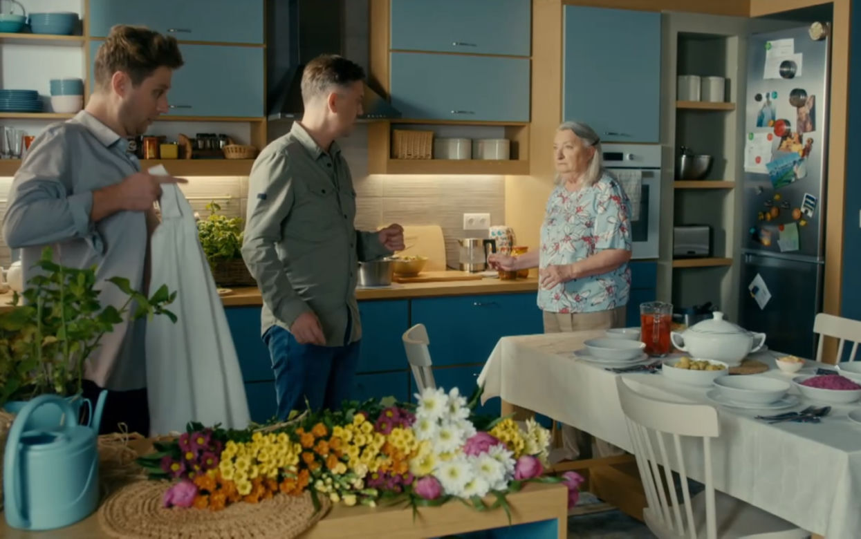 BrzydUla 2, odcinek 158, Kryspin (Patryk Pietrzak), Maciek (Krzysztof Czeczot), mama Maćka (Maria Maj)