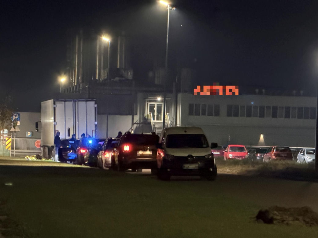 Kierowca toyoty nie przeżył potwornego uderzenia. Jego auto wbiło się w tył naczepy. Policjanci nie wykluczają jednego…