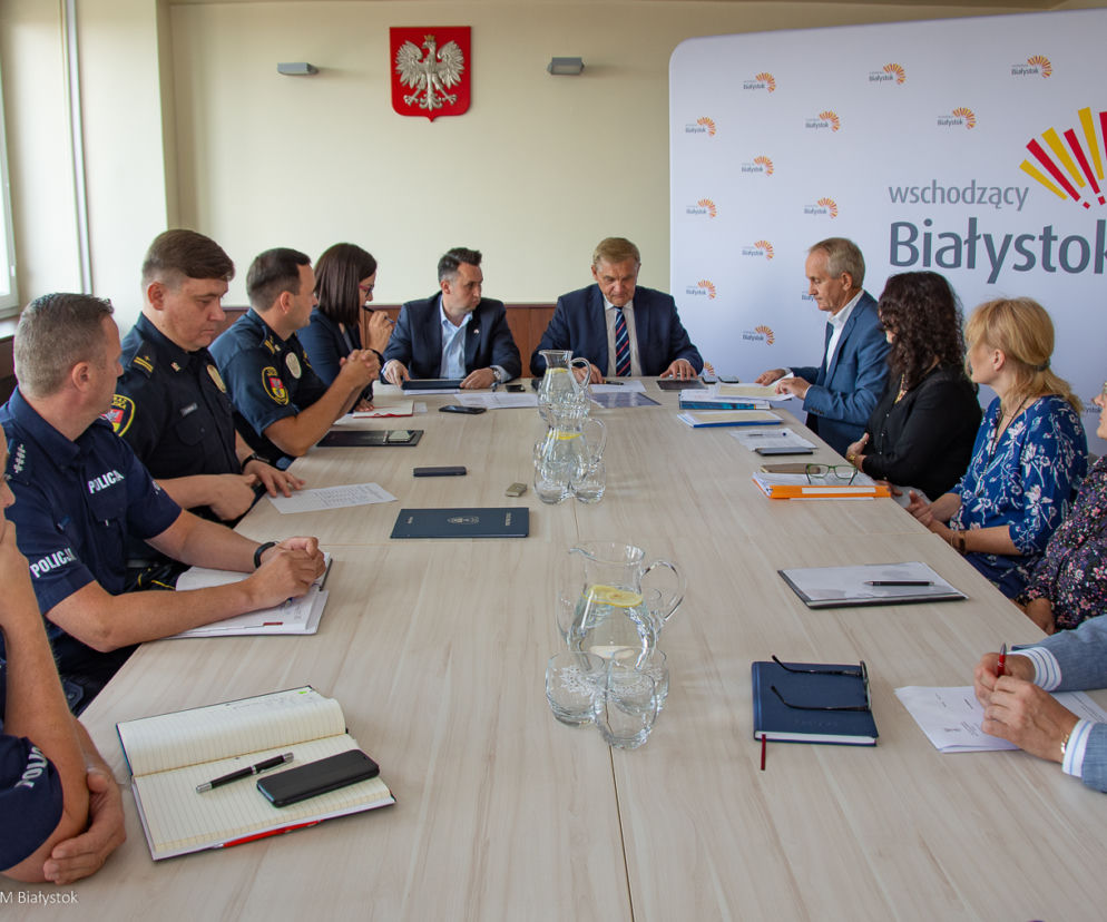 Sztab kryzysowy w Białymstoku. Truskolaski: Apeluję o spokój, rozwagę i rozsądek