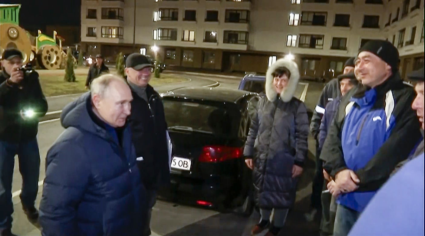 Putin w gumowej masce? "Spontaniczna przejażdżka po Mariupolu". Sobowtór dał plamę!