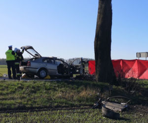 Tragedia pod Nakłem. Kierowca roztrzaskał się na drzewie