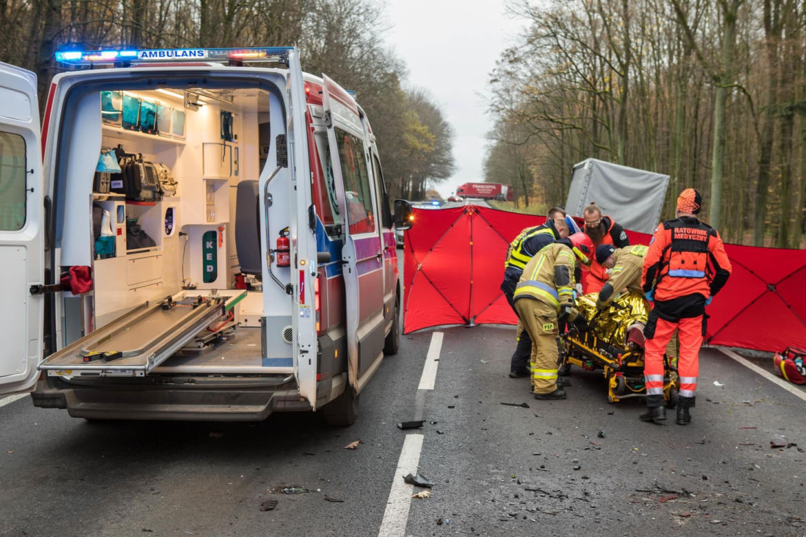 Tragiczne wypadek na DK 10 pod Piłą! Zginęła jedna osoba, a cztery zostały ranne [ZDJĘCIA]