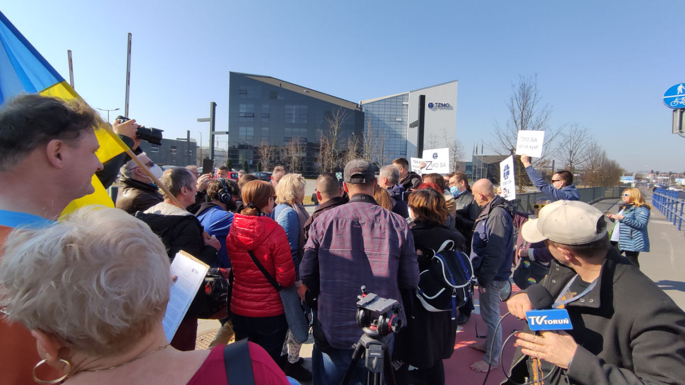 Protest pod siedzibą TZMO. Co dalej z Toruńskimi Zakładami Materiałów Opatrunkowych w Rosji?